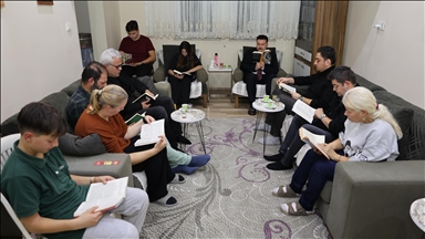 Türkiye'nin en büyük adasında her salı kitaplar aynı anda açılıyor