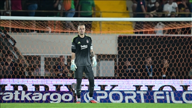 Milli kaleci Mert Günok, Beşiktaş'a veda etti