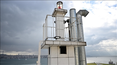 Kabataş'ta apartmanın çatısındaki deniz feneri, müteahhidin işine ve eşine olan aşkını yaşatıyor