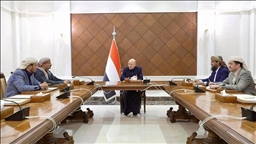 رئيس مجلس القيادة الرئاسي اليمني يقيل ويعين قيادات عسكرية