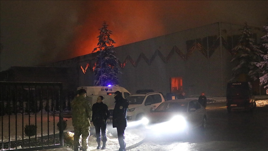 Vazhdojnë përpjekjet për shuarjen e zjarrit në një fabrikë në Gjakovë