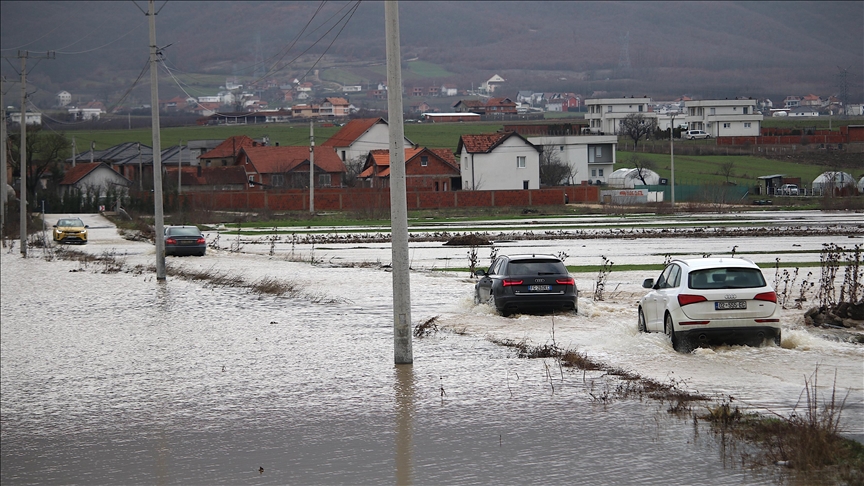 Kurti paralajmëron rrezik për qarkullimin e automjeteve në rrugët e Kosovës