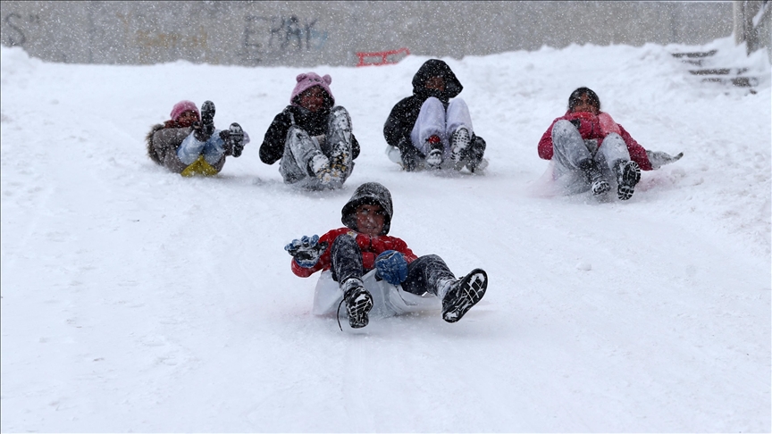 Bazı illerde kar nedeniyle eğitime bir gün ara verildi