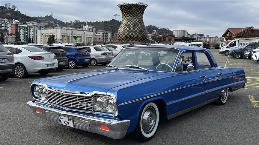 1964 model klasik otomobil Rize sokaklarında ilgi görüyor