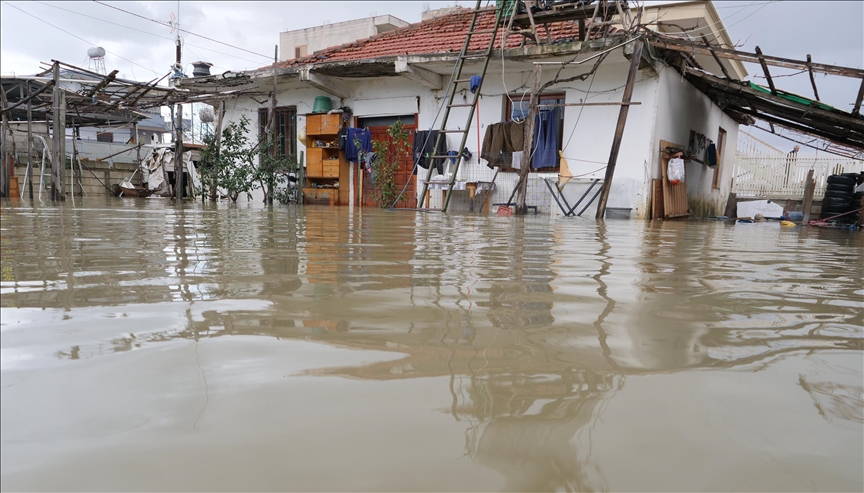 Едно лице загина од лошите временски услови во Албанија, поплави во неколку градови