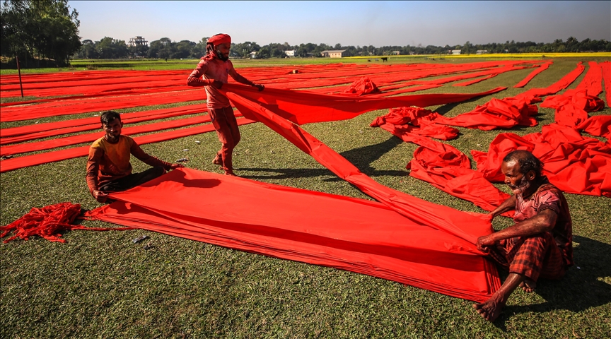 Pamje shumëngjyrëshe nga punishtet tradicionale të ngjyrosjes së leshit në Bangladesh
