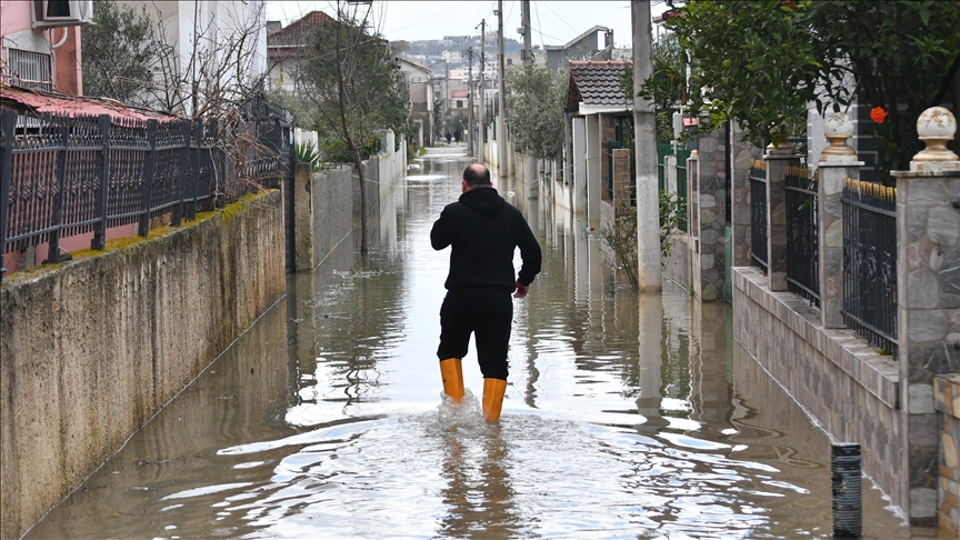 Një i vdekur nga moti i keq në Shqipëri, përmbytje në disa qytete