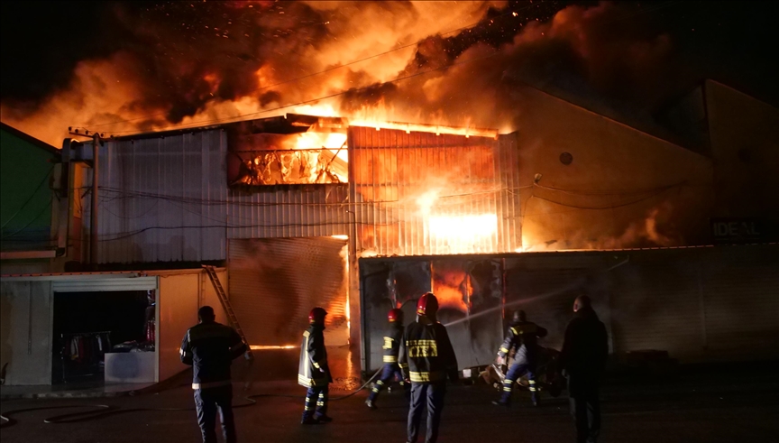 Një zjarr masiv përfshin magazinat e një tregu në Tiranë