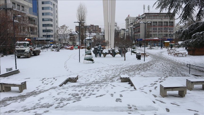 Косово: Снегот ја покри Приштина и ги замрзна патиштата