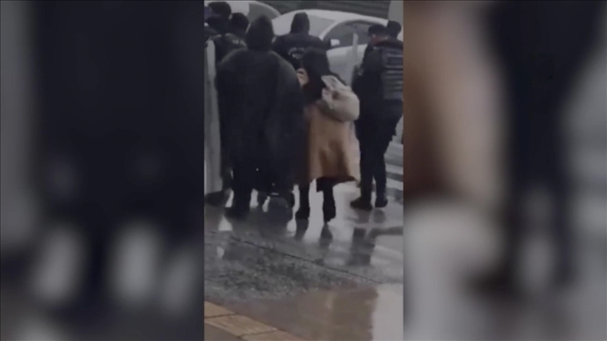 İstanbul'da fırtınada yürümekte zorlanan annenin imdadına Çevik Kuvvet yetişti