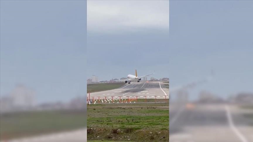  Авион откажа слетување на аеродром во Истанбул поради силно невреме