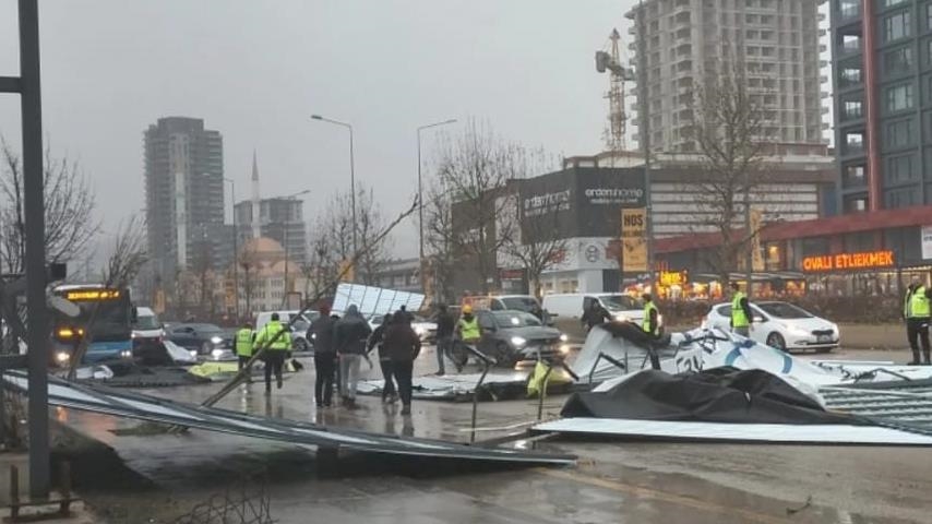 Başkentte kuvvetli fırtına hayatı olumsuz etkiledi