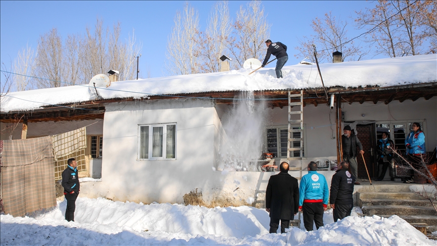 Vefa ekipleri kışın zor şartlarında ihtiyaç sahiplerinin yardımına koşuyor