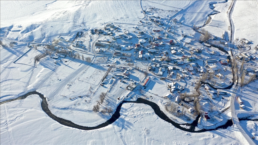 Kars'ta köylerden geçen menderesler hayvancılığa can suyu oluyor