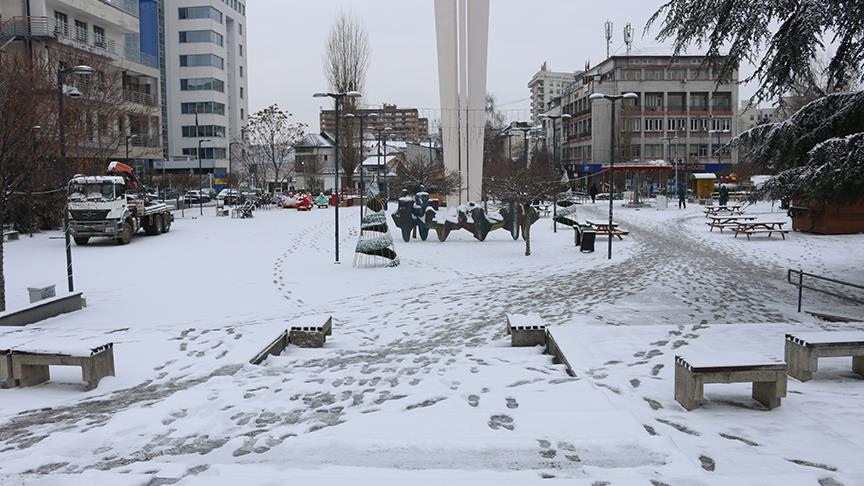 Kosovë, bora mbulon Prishtinën dhe ngrin rrugët