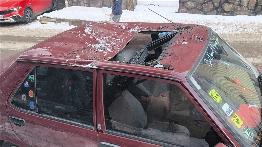 Li Qersê şembelûk bi ser otomobîlê da ketin û ajokar birîndar bû