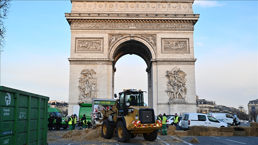 France : des agriculteurs manifestent sous la tour Eiffel