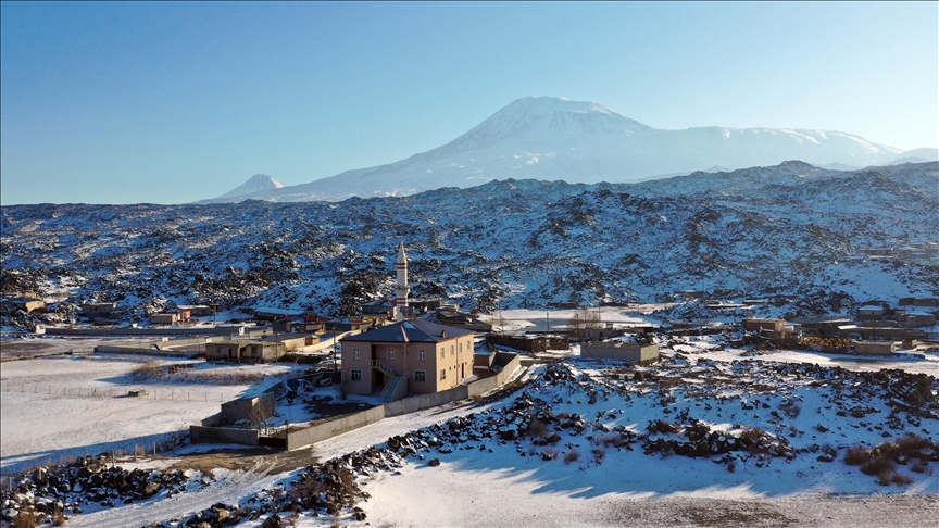 Gundên pêşa Çiyayê Agiriyê di binê berfê da man