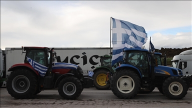 Yunanistan'da çiftçiler, yetersiz desteklere karşı 48 saatlik yol kapatma eylemi başlattı