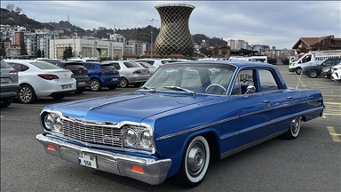 1964 model klasik otomobil Rize sokaklarında ilgi görüyor