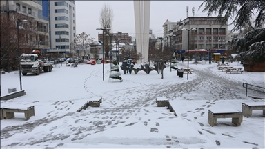 Косово: Снегот ја покри Приштина и ги замрзна патиштата