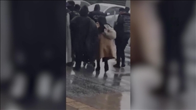 İstanbul'da fırtınada yürümekte zorlanan annenin imdadına Çevik Kuvvet yetişti