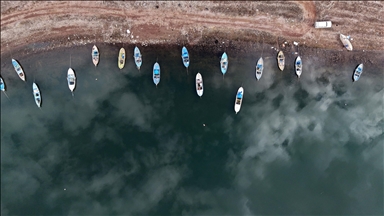Suları çekilen Manisa'daki Demirköprü Barajı yosunla kaplandı