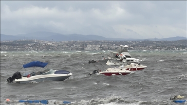 Stamboll, përmbysen disa varka përgjatë bregdetit për shkak të stuhisë të fortë