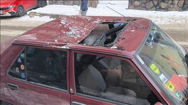 Li Qersê şembelûk bi ser otomobîlê da ketin û ajokar birîndar bû