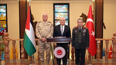 أنقرة.. وزير الدفاع التركي يستقبل رئيس الأركان الأردني