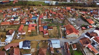 Reshjet e dendura shkaktojnë përmbytje në Kërçovë, banorët strehohen në palestër