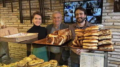 "Yılın Ahisi" seçilen 70 yaşındaki pastaneci, mesleğini evlatlarıyla sürdürüyor