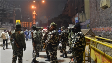 Судири меѓу полицијата и локалното население при уривање објекти во близина на џамија во Њу Делхи