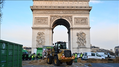 France : des agriculteurs manifestent sous la tour Eiffel