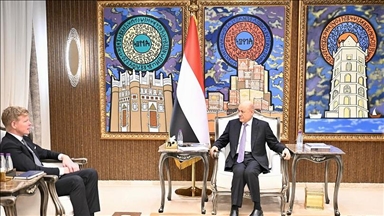 العليمي: عملية استلام المعسكرات في الجنوب تقدمت بسلاسة حتى عدن 