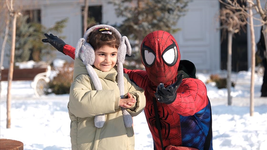 Türkiye'yi gezen "Örümcek Adam" Van'da