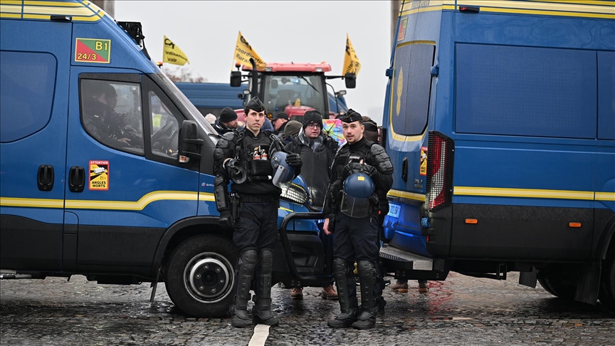Fransız polisinin tarım sendikası sözcülerine yönelik sert müdahalesi tepki çekti
