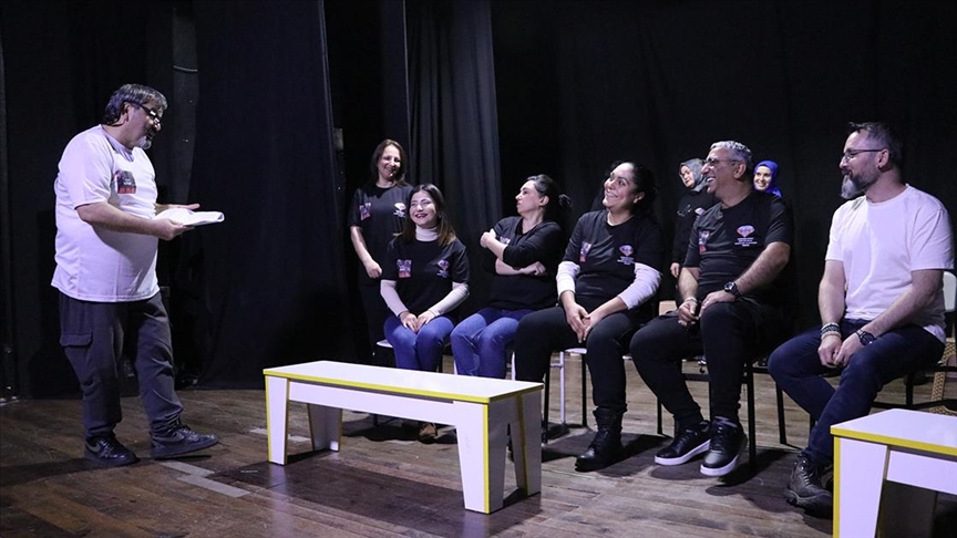 Otizmli bireylerin aileleri "özel" çocuklar için tiyatro sahnesinde buluştu