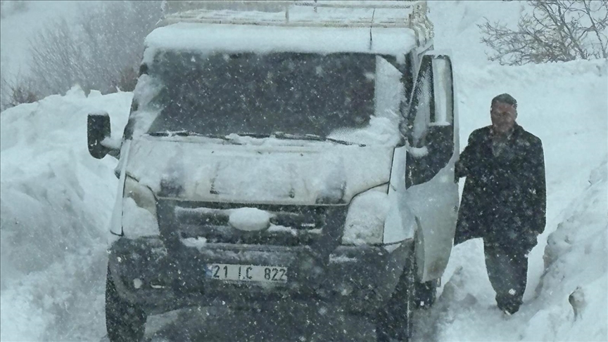 Xwendekarên ku ji ber berf û bagerê li ser rêya gundekî Sêrtê asê mabûn, hatin xilaskirin