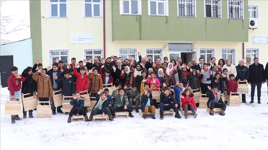 Sivas'ta poşet ve leğenle kayan çocuklara tahta kızak hediye edildi