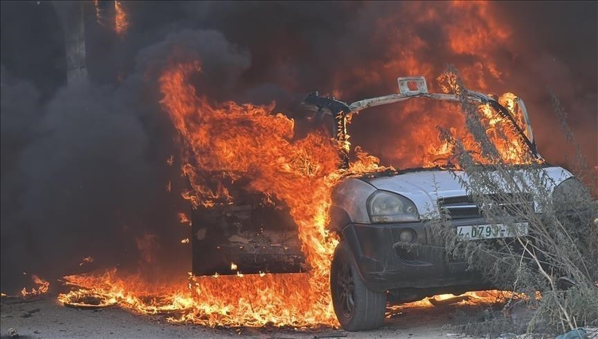 الضفة.. مستوطنون إسرائيليون يحرقون غرفة صفية و5 مركبات 