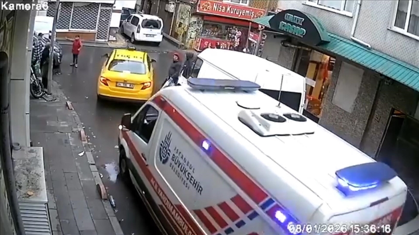 Bayrampaşa'da bir çocuğun ambulansa yol açmak için trafiği yönlendirmesi kamerada 