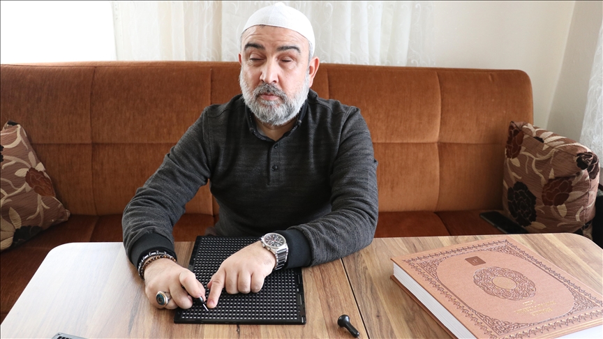 Kur'an-ı Kerim'i kasetten dinleyerek ve Braille alfabesiyle ezberledi