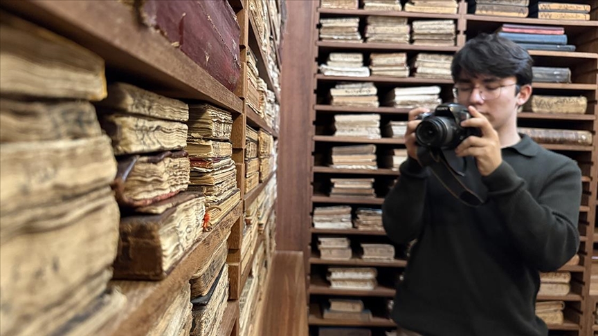 İzmir'de lise öğrencileri tarihi Necip Paşa Kütüphanesi'nin tanıtımı için belgesel çekti