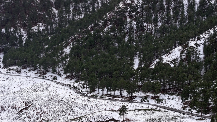 Aladağlar'da oluşan kar güzelliği dronla görüntülendi