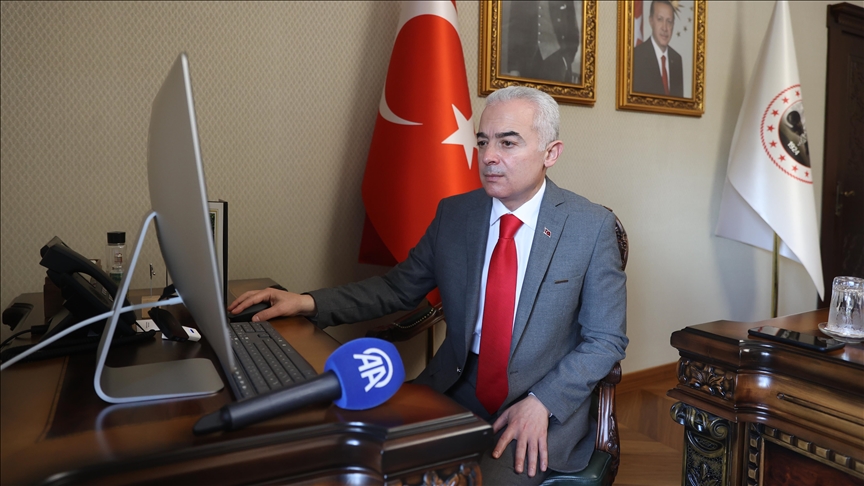 Kırklareli Valisi Uğur Turan, AA'nın "Yılın Kareleri" oylamasına katıldı