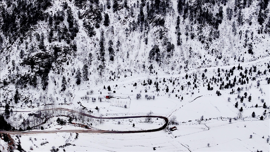 Aladağlar'da oluşan kar güzelliği dronla görüntülendi