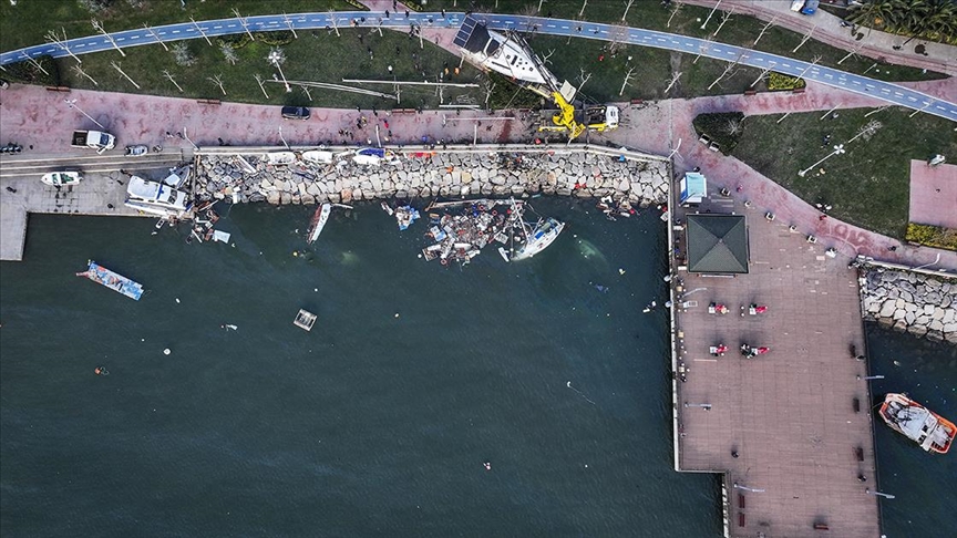 İstanbul'da dün etkili olan şiddetli fırtına ve yağış hayatı olumsuz etkiledi