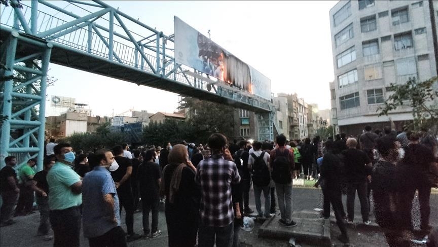Ndërtesat në kryeqytetin iranian u  vunë në flakë   demonstratat përhapen në mbarë vendin