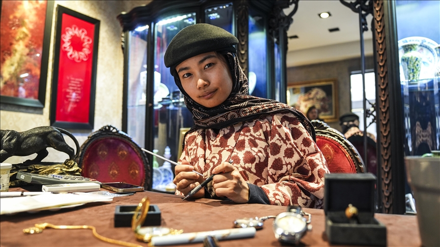 Јапонска студентка, која го прифати исламот, во Истанбул ги изучува турските традиционални уметности